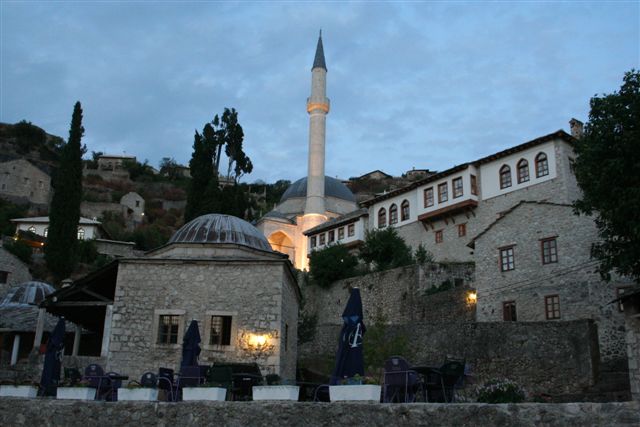 65 Pocitelj by night